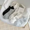 Meias de Algodão Sem Costura Novas para Primavera e Verão com Tema de Cachorro Fofo e Etiquetas de Tecido, Meias Curtas Versáteis para Tornozelo no Atacado, Meias Femininas de Algodão Penteado