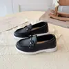 Zapatos casuales simples de cuero estilo británico para niñas 2026 primavera-verano nuevos mocasines para niños de suela blanda zapatos versátiles de moda