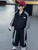 Traje Deportivo de Primavera y Otoño para Niños, Estilo Coreano, Conjunto Elegante y Genial de Dos Piezas para Niños, Venta al por Mayor de Ropa Infantil de Comercio Exterior