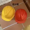Um capacete. Capuz canteiro de obras capacete de segurança proteção do trabalhador verão capacete respirável capacete de segurança viseira solar,