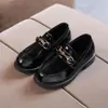 Sapatos de couro infantis para meninos, coleção de outono estilo coreano 2026, cabedal de couro preto, estilo britânico, sapatos de performance com sola macia para meninas do ensino fundamental
