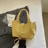 Bolsa Balde de Legumes Elegante e Estilosa 2026 Nova Chegada de Verão Cor Sólida Elegante Textura de Lichia Nicho Bolsa de Ombro Único Transversal