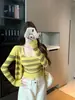 Conjunto de dos piezas de chaleco de punto a rayas de moda estilo coreano y cárdigan para mujer en amarillo, directo de fábrica