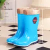 Calçados aquáticos de cano alto e médio para mulheres, galochas curtas de chuva para adultos para mulheres, botas aquáticas de verão estilosas com forro de pelúcia para mulheres, galochas antiderrapantes para mulheres, calçados impermeáveis