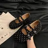 Sapatos femininos Mary Jane baixos, novo modelo outono 2026, rasos bico redondo versáteis camurça bolinhas estilo college sapatos pequenos de couro