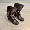 Lan Gui "Eixo Largo Brincalhão" Nova Coleção Outono Bota de Cano Médio com Tira Couro Genuíno Salto Bloco Redondo Macia Confortável Tira Minimalista Botas de Cano Curto
