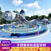 Los fabricantes desarrollan un gran tobogán de acero inoxidable para exteriores, un equipo de juegos para niños con estructura de escalada y una combinación de instalaciones de entretenimiento.