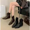 Botas Curtas para Mulheres 2025 Novo Estilo Aumento Interno Boca em V Zíper Traseiro Botas Slim Bico Quadrado com Saia Chelsea Botas Curtas