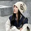 Gorro de punto para mujer, nuevo estilo otoño/invierno, con diseño de jacquard floral, diseño coreano, versátil, cálido, que cubre las orejas y moderno, haciendo que el rostro parezca más atractivo