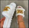 Estación Independiente Nueva Europea y Americana Zapatillas Peludas Cadena Sandalias de Metal Zapatillas Exteriores Casuales para Mujer Fabricante