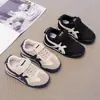 Zapatillas infantiles de moda 2026 modelo nuevo primavera y otoño para niños mayores, zapatos deportivos de exterior transpirables y duraderos para niños