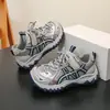 Novos tênis dad retrô estilo coreano 2026, sapatos casuais respiráveis de malha para atividades ao ar livre para meninas, e tênis de corrida da moda para meninos