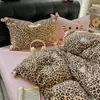 Lindo juego de cuatro piezas de algodón lavado con bordado de gato con estampado de leopardo, funda de edredón de algodón puro, sábana de cama totalmente de algodón, juego de tres piezas para estudiante