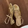 Versión de Cuero Suave~Sandalias de Punta Cerrada con Tiras Tejidas Caladas Estilo Vacaciones Suave Francés Combinadas con un Vestido, Zapatos Romanos de Tacón Grueso