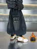 Ropa de Otoño e Invierno para Niños Bolsillo Trasero Bordado Jeans con Felpa Ropa de Una Pieza de Terciopelo Suelta Casual para Niños Pantalones de Bebé Comercio Exterior