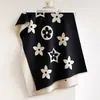 Nueva Colección Otoño/Invierno 2026: Bufanda Jacquard Floral de Cuatro Hojas, Chal Multifuncional de Alta Gama para Mujer para Viajes y Ropa de Abrigo, Imitación Cachemir