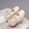 Zapatos de cuero de moda y con estilo para niñas con perlas pequeñas, Nuevo Estilo Otoño 2026, suela suave, tacón bajo, para niños mayores, zapatos de vestir de princesa