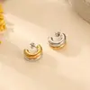 Pendientes pequeños con diseño de nicho de personalidad europea y americana, de acero inoxidable chapado en oro de 18 quilates, con diseño geométrico de abanico y cruz rayada.