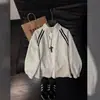 Sudadera casual de estilo americano con cremallera y corte limpio para hombre, con un diseño elegante de franjas tipo patchwork, adecuada para primavera y otoño