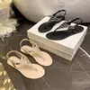 Verano y Otoño 2025 Nuevas Sandalias Versátiles Planas Casuales Bohemias de Playa Sandalias de Moda de Clip con Pedrería para Mujer