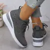 Novidade Verão 2025 Sapatos de Malha Respirável Fly-Knit para Mulheres, Tamanho Grande 43, Sapatos Casuais Esportivos com Cadarço e Strass