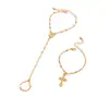 Pulseira de Metal Cruzada nos Dedos Europeia e Americana Transfronteiriça com Pingente de Moeda Personalizado de Nicho Conjunto de Corrente de Mão para Mulheres com Toque de Luxo