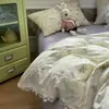 Novo Conjunto de Roupa de Cama de Gaze Amassada de Quatro Peças com Acabamento em Renda e Design Floral, Uso Doméstico Capa de Edredom Duplo e Lençol de Cama Venda por Atacado