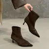 Botas de tornozelo slip-on de camurça com salto alto vintage na série de cores Maillard, botas skinny justas de camurça elástica com salto fino outono e inverno em preto e damasco