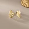 Pendientes sencillos elegantes de hoja dorada pequeños de moda versátiles personalizados aretes de tuerca pendientes de clip para oreja de espiral de mosquito sin perforaciones