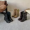 Botas Curtas Aumentadoras de Altura Interna 8cm~ Outono/Inverno 2026 Design Emagrecedor Sentido de Design Sola Grossa Botas de Calça Commuting Casual Botas de Cano Médio Femininas