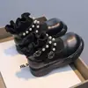 Botas Cortas Casuales de Moda para Niñas 2025 Otoño e Invierno Botas Nuevas Zapatos Dobles de Algodón Versátiles para Bebé con Botas de Cuero Cálido de Felpa