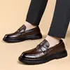 Zapatos casuales de cuero negros, estilo nuevo, transpirables, adecuados para uso formal y de negocios, mocasines para hombre sin cordones, zapatos fáciles de poner