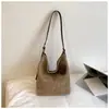 Bolso de mano tejido a mano simple de gran capacidad 2026 Nuevo estilo Bolso de hombro Bolso de paja de moda Bolso casual para el trabajo debajo del brazo Tendencia