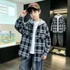 Camisa de cuadros con capucha para niños, chaqueta holgada estilo coreano para primavera y otoño, top de manga larga moderno y genial para niños mayores, ropa de otoño