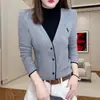 Camiseta de manga larga para mujer en tejido DeRong, nuevo estilo otoño e invierno, top bordado de imitación dos piezas con cuello semi-alto, moderno y rejuvenecedor, camiseta interior cálida
