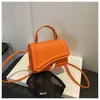 Bolso Cuadrado Pequeño de Mano con Relieve Moda Ángulo Oblicuo para Mujer Verano 2026 Nuevo Popular Color Sólido Bolso de Hombro Cruzado