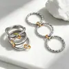 Hebilla de Anillo de Acero Inoxidable 304 Europea y Americana de Dos Tonos para Mujer Nicho Lujo Ligero Sensación de Alta Gama Anillo de Acero de Titanio Sencillo No se Desvanece