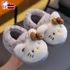 Chinelos de algodão autênticos da Hello Kitty para meninas, quentinhos para o inverno e com forro de fleece, sapatos de algodão da Hello Kitty para pais e filhos e bebês com calcanhares fechados