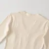 Ins moda feminina atacado estilo europeu e americano cruzado garota popular petite gola V ombro direito retalhos manga curta média slim fit camiseta
