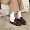 Pantuflas cerradas estilo francés con tacón oculto, nuevo diseño 2026 de punta redonda, con hebilla, hechas de gamuza y piel sintética, disponibles en colores caqui, caramelo y café