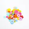 Estoque disponível! Botão Plástico Flor de Ameixa Cinco Pétalas Feito à Mão DIY Design de Dois Furos Acessórios de Moda Versátil