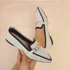 Mocassins de sola macia, sapatos femininos de mola tamanho grande, sola plana estilo novo com fivela, comércio exterior 2026, em estoque, bico fino com corrente para uso externo