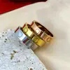 Anel de Cartão V-Gold Moda Anéis de Casal de Aço Titânio Anel de Cartão Sem Diamantes Três Diamantes Estilo Europeu e Americano Personalizado Venda Direta de Fábrica