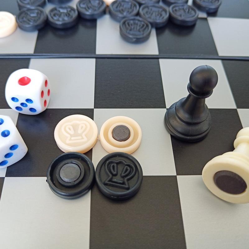 国际象棋,象棋,象棋带磁,国际象棋带棋盘,可折叠棋盘国际象棋,便携国际象棋,初学者国际象棋,磁性国际象棋,小号国际象棋,中号国际象棋,大号国际象棋,跳棋,围棋,飞机棋,西洋双陆棋,国际象棋3合1,铁盒国际象棋,金属盒国际象棋,马口铁盒国际象棋 .jpg