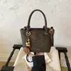 Bolso vintage de gamuza para mujer, nuevo bolso de hombro exquisito para el trabajo de otoño 2026, bolso cruzado tipo cubo Maillard
