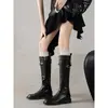 Estas botas fazem suas pernas parecerem incrivelmente longas e retas! Botas femininas de cano alto retrô para o outono de 2025, com salto baixo grosso, bico redondo e detalhe de fivela