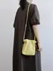 Xue Yunni 2026 Bolsa Saco de Couro Bovino de Primeira Camada com Cordão Ombro Único Transversal Mini Bolsa para Celular Bolsa Nuvem Bolsa Feminina