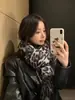 Lenço Estampado de Leopardo com Franjas Doce Cool Retrô para Mulheres 2026 Novo Milênio Estilo Garota Picante Outono/Inverno Espessado Amigo da Pele Lenço Xale