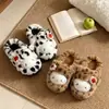 Lindas pantuflas de algodón con estampado de leopardo para mujer, adecuadas para usar en interiores y exteriores en otoño e invierno, con diseño antideslizante, estampados de dibujos animados y forro de algodón cálido y afelpado.. Disponible para venta al por mayor