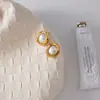 Brincos de Aço Inoxidável 18K com Pérolas de Resina em Estilo Retrô Elegante e Discreto, Brincos de Luxo Leve de Alta Qualidade para Mulheres, Joias de Nicho Transfronteiriças